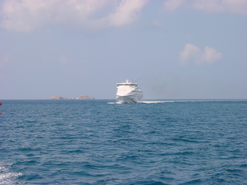 Boot Antiparos-Paros Blick auf Boot und Ungluecksfelsen.JPG -                                